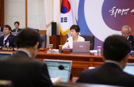 ▲10일국무회의를주재하는박근혜대통령(사진출처=청와대)
