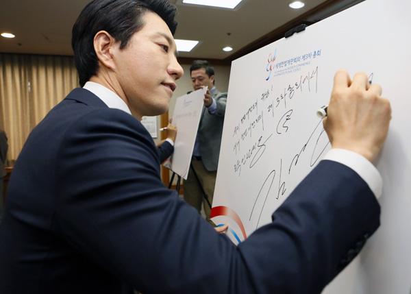 ▲월서울에서개최예정인세계헌법재판회의3차총회응원메시지를남기는있는배우김명민(사진=헌법재판소)