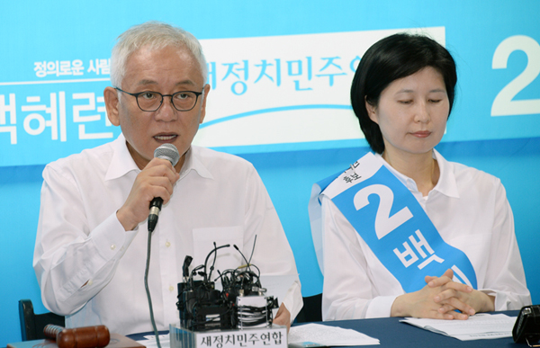 ▲백혜련(우)후보선거사무소에서최고위원회의를갖는김한길공동대표(사진=새정치민주연합)