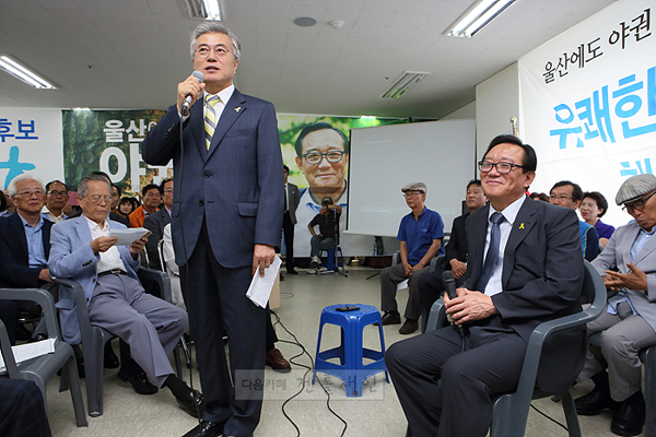 ▲송철호후보선거사무소개소식에참석해축사를하는문재인의원(사진출처=다음카페젠틀재인)