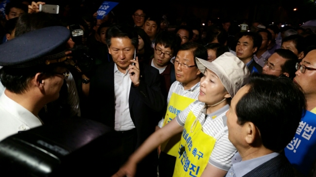 ▲서한을전달하기위해청와대로향하는박영선원내대표를가로막은경찰(사진=박영선의원실)
