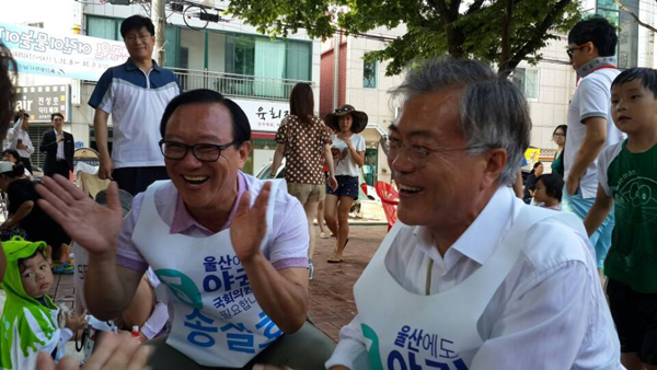 ▲인권변호사로함께활동했던문재인의원이27일울산남구을에내려와무소속송철호시민후보지원유세에동참해눈길을끌었다.(사진=송철호페이스북)