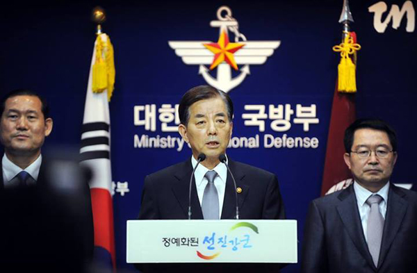 ▲한민국국방부장관이4일대국민사과문을발표하고있다(사진=국방부페이스북)