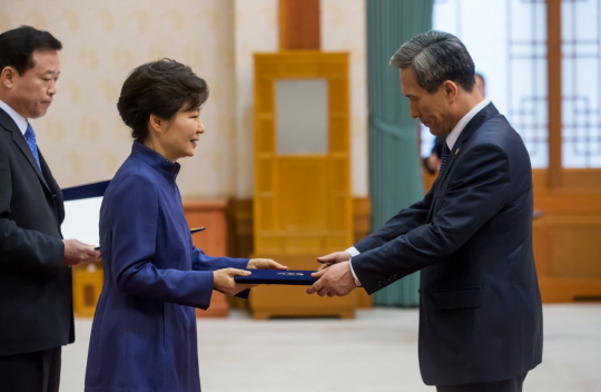 ▲박근혜대통령이지난6월23일청와대에서신임김관진국가안보실장에게임명장을수여하고있다(사진=청와대홈페이지)