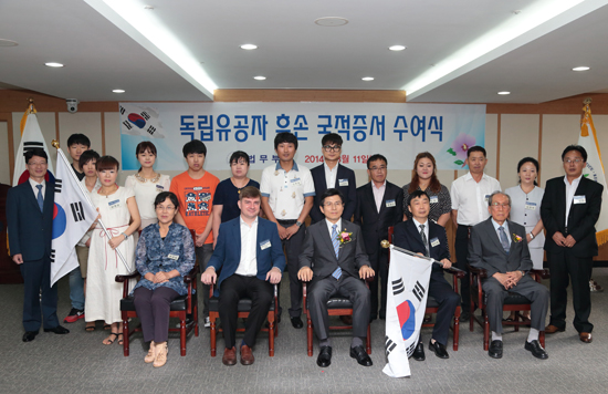 ▲황교안법무부장관이대한민국에특별귀화한독립유공자후손16명에게국적증서를수여하고기념촬영을했다(사진=법무부)