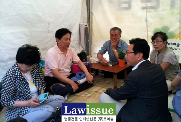 ▲목숨을건단식을하는유민아빠김영오씨에게'내가대신단식하겠다'며광화문광장에서단식중인문재인의원