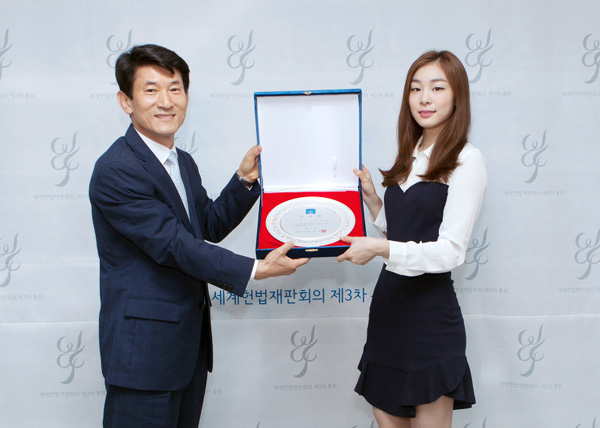 ▲8월29일헌법재판소홍보대사로위촉된김연아선수.좌측은헌법재판소김용헌사무처장.(사진=헌법재판소)