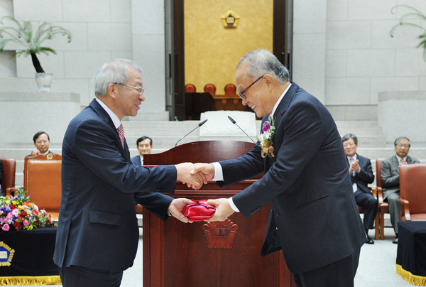 ▲양승태대법원장(좌)과인사나누는양창수대법관(사진=대법원)