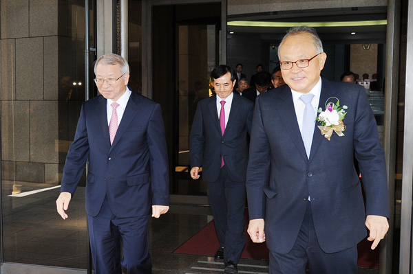 ▲양승태대법원장과신영철대법관의배웅을받으며대법원청사를떠나는양창수대법관(사진=대법원)