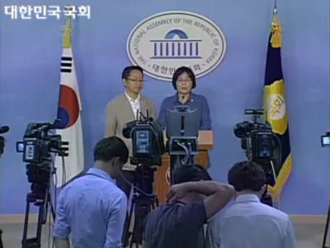 ▲12일국회정론관에서기자회견하는유승희의원과김문수서울시의원