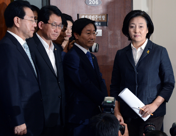 ▲기자회견을위해국회당대표실에들어서는박영선원내대표(사진=새정치민주연합)
