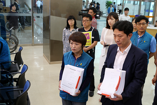 ▲서울고법에항소장과효력정지신청제기하는전교조(사진=전교조)