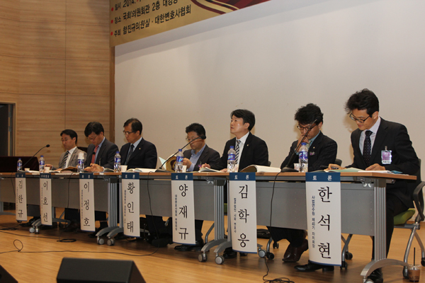 ▲토론회모습.우측에서세번째가변협부협회장인양재규변호사(사진제공=대한변호사협회)