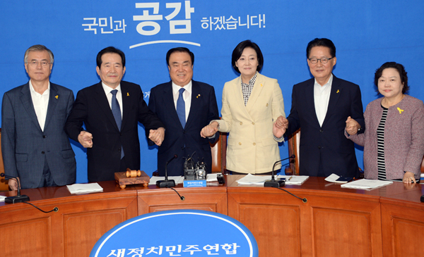 ▲좌측부터,문재인비대위원,정세균비대위원,문희상비대위원장,박영선비대위원,박지원비대위원,인재근비대위원(사진=새정치민주연합)