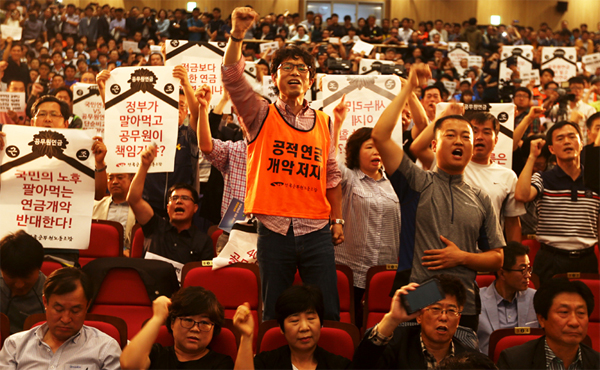 ▲22일국회의원회관대회의실토론장을가득메운공무원들.토론회을시작하려하자공무원들이규탄하기시작했다.(사진=공무원노조)