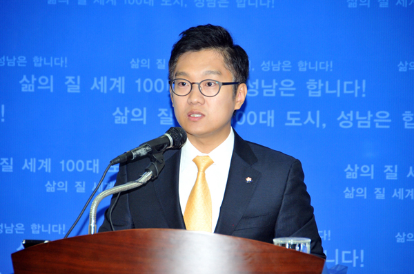 ▲성남시김남준대변인이23일기자회견을갖고있다(사진=성남시청)