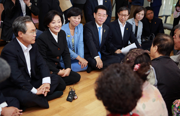 ▲23일마포구성산종합사회복지관찾은박영선원내대표등새정치민주연합의원들(사진=새정치민주연합)
