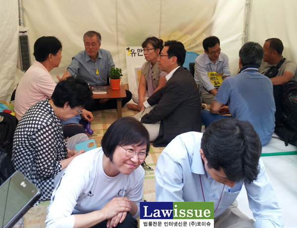 ▲문재인의원이광화문광장천막에서단식할때편한차림으로함께자리를지킨김현의원.맨앞흰옷.