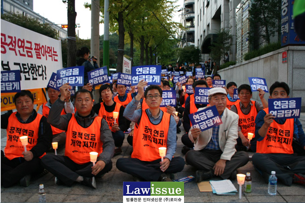 ▲법원공무원들이6일거리로나서<공적연금개악규탄,법원본부결의대회>를갖고있다.앞줄왼쪽부터법원본부윤효권수석부본부장,이상원법원본부장,이충재공무원노조위원장,맨오른쪽은강승복법원본부사무처장