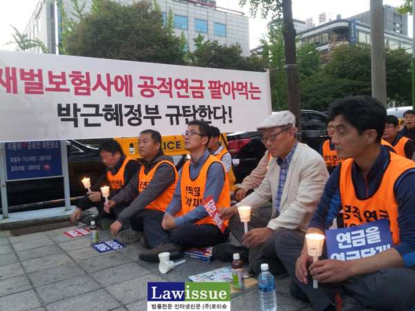 ▲거리로나선법원공무원들.앞줄왼쪽부터법원본부윤효권수석부본부장,이상원법원본부장,이충재공무원노조위원장,맨오른쪽은강승복법원본부사무처장