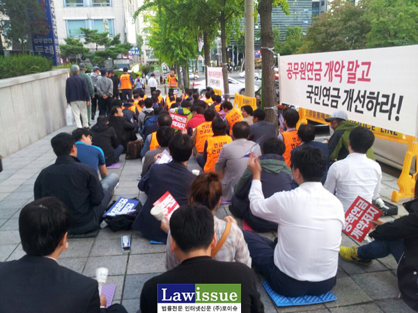 ▲법원공무원들이6일거리로나서<공적연금개악규탄,법원본부결의대회>를갖고있다.