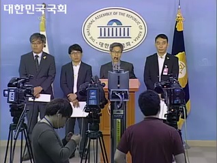 ▲10일국회정론관에서기자회견갖고있는민변변호사들.