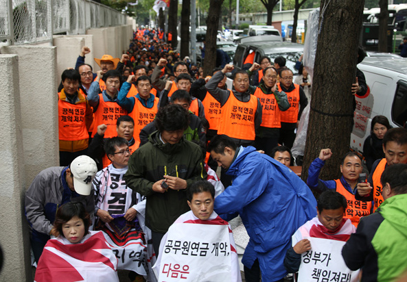 ▲20일결의대회에서삭발식을갖는이충재위원장등간부들(사진=공무원노조)