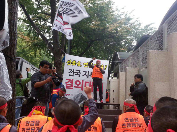 ▲결의대회에서공무원연금개악저지규탄연설하는이상원법원본부장
