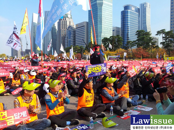 ▲여의도공원서열린총궐기대회에참석한이상원법원본부장(왼쪽에서세번째)