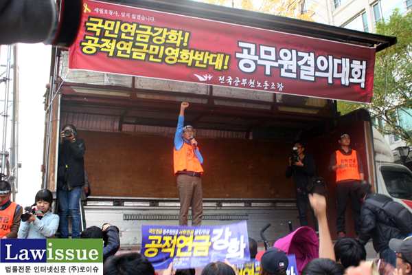 ▲법원본부행사에참석해투쟁을외치는전국공무원노조이충재위원장