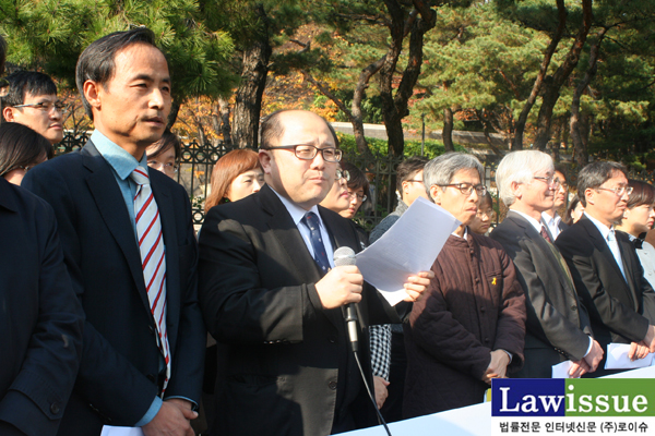 ▲5일서울중앙지검앞에서열린민변기자회견에서규탄발언을하는장경욱변호사/왼쪽부터이재화변호사,장경욱변호사,김인숙변호사,권영국변호사,이덕우변호사,한택근민변회장