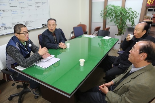 ▲왼쪽앞이충재공무원노조위원장과면담하는전국공무원연금수급자총연합회김기옥회장등관계자들(사진=공무원노조)