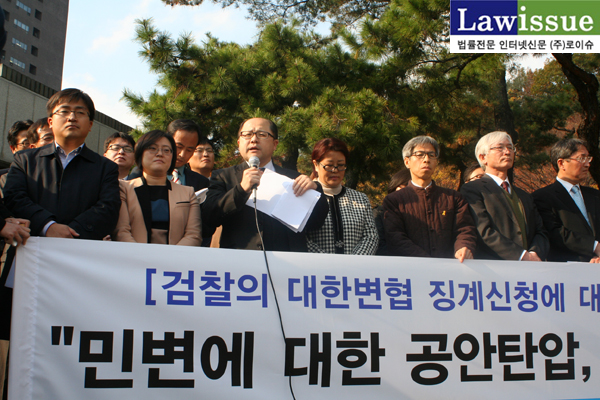 ▲지난5일서울중앙지검앞에서열린규탄기자회견에서규탄발언하는장경욱변호사