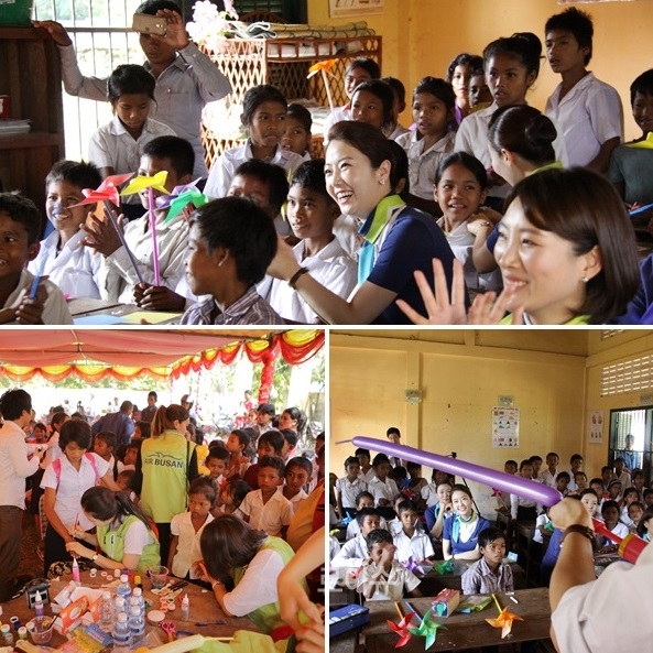 ▲캄보디아씨엠립돈오우초등학교학생들과즐거운시간을보내고있다.<에어부산제공>