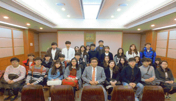 ▲기념촬영하는동의대학생들(사진=부산고법)