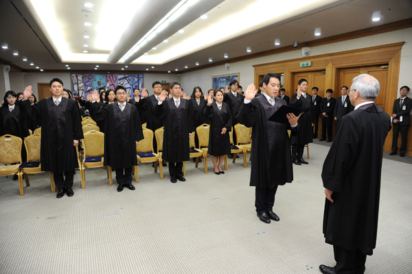 ▲양승태대법원장앞에서선서하는신임판사들(사진=대법원제공)