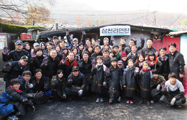 ▲사랑의연탄나눔봉사활동(사진=법무법인지평)