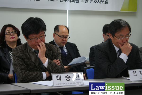 ▲지난3일민변사무실에서열린'변호인및시민의자유수호를위한특별위원회'발족기자회견에서특별위원회위원장을맡은백승헌변호사와한택근민변회장이깊은생각에잠겨있다.그뒤에보이는김인숙변호사와장경욱변호사