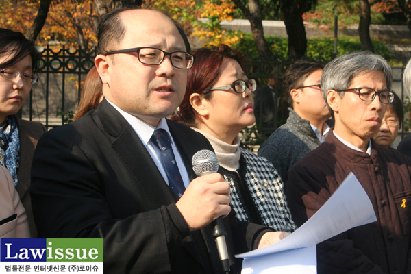 ▲지난11월5일서울중앙지검앞에서검찰규탄기자회견을갖는장경욱변호사,김인숙변호사,권영국변호사