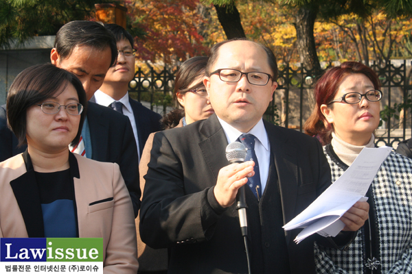 ▲지난11월5일서울중앙지검앞에서검찰규탄기자회견을갖는장경욱변호사,우측은김인숙변호사