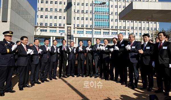 ▲현판제막식후축하의박수를보내고있다.