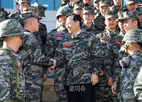 ▲장병들을격려하는박병대법원행정처장(사진=대법원)