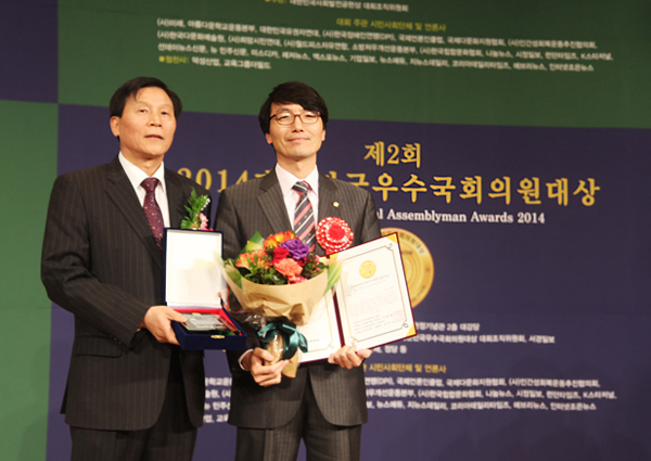 ▲대상을수상한서기호의원(우)/사진서기호의원실