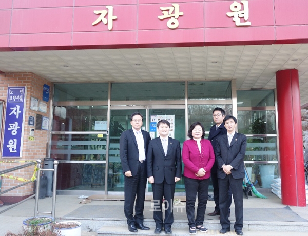 ▲자광원을찾아원장등과기념촬영을한나승철(왼쪽두번째)서울변호사회장(사진=서울지방변호사회)