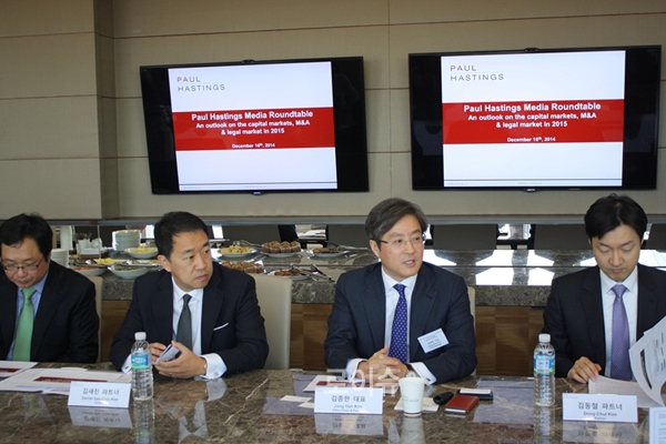 ▲폴헤이스팅스16일간담회모습.김새진변호사,김종한대표,김동철변호사(사진=폴헤이스팅스)