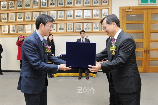 ▲김용직변호사(좌)에게제13회법조봉사대상을수여하는박병대법원행정처장(사진제공=대법원