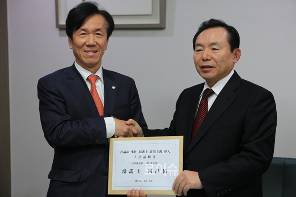 ▲대한변협협회장후보인하창우변호사(좌)가24일국회를방문해새누리당이인제최고위원에게합의부사건변호사필수주의입법청원서를전달하고있다.(사진=하창우선거캠프)