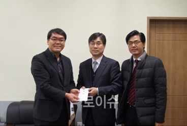 ▲대구지법사랑나눔자원봉사단에서대창양로원을방문해성금을전달하고있다.(사진제공=대구지법)