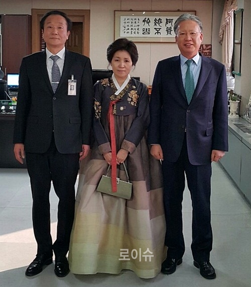 ▲강민구법원장(사진우측)이법원장실에서황용식사무국장내외와기념촬영.(사진제공=창원지법)