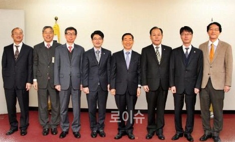 ▲우수국선변호인에대한감사패를전달하고기념촬영(사진우측세번째조용한부산변호사회장,네번째윤인태법원장).(사진제공=부산지법)